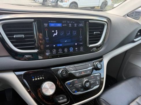Used 2017 Chrysler Pacifica Touring-L FWD image 10