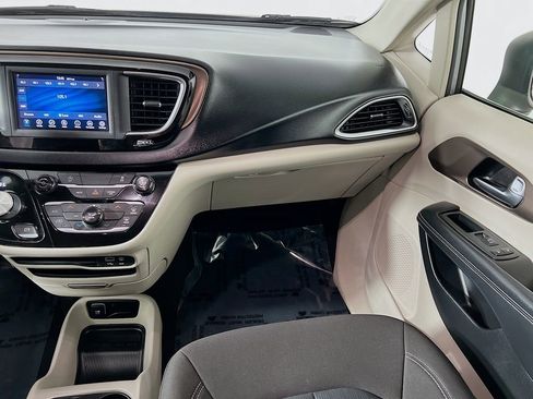 Used 2020 Chrysler Voyager LX image 21
