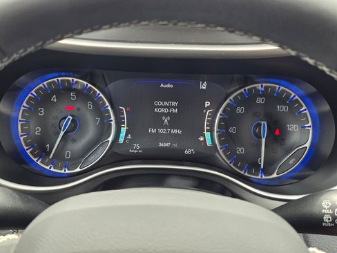 Used 2023 Chrysler Pacifica Touring-L FWD image 18