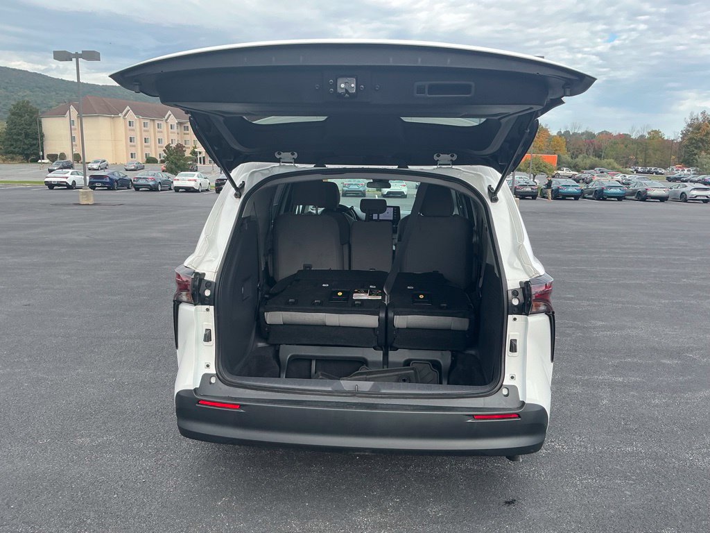 Used 2024 Toyota Sienna LE AWD/4WD image 28