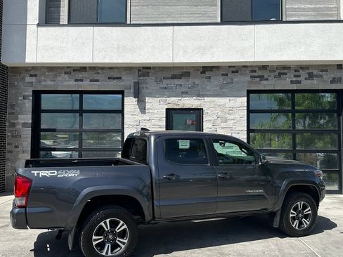 Used 2017 Toyota Tacoma TRD Sport w/ Tow Package (A/T) AWD/4WD image 3