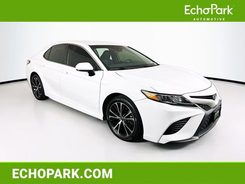Used 2020 Toyota Camry SE FWD image 1