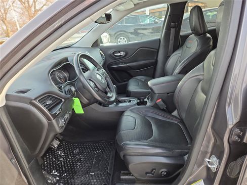 Used 2019 Jeep Cherokee Trailhawk image 18