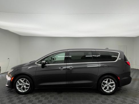 Used 2017 Chrysler Pacifica Touring Plus w/ Tire & Wheel Group FWD image 12