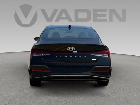 New 2025 Hyundai Elantra SEL image 18