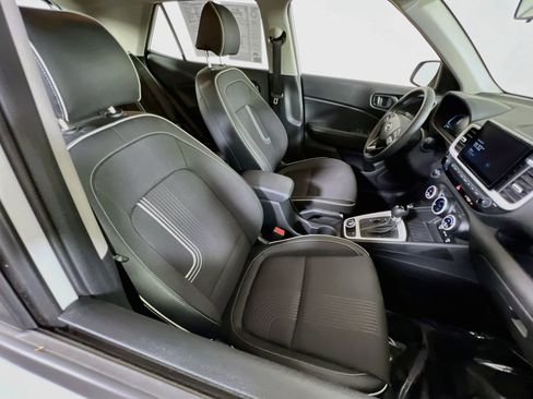Used 2023 Hyundai Venue Limited FWD image 25
