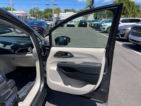 Used 2023 Chrysler Pacifica Touring-L image 58