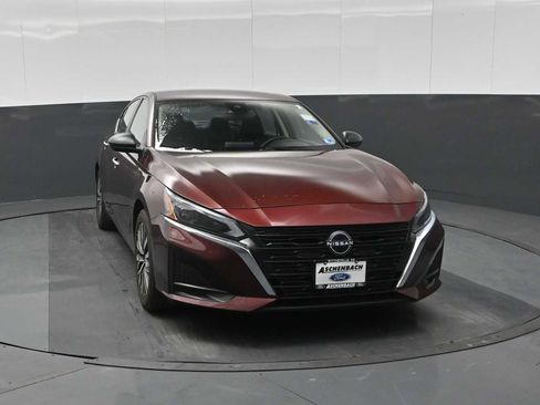 Used 2024 Nissan Altima 2.5 SV image 3