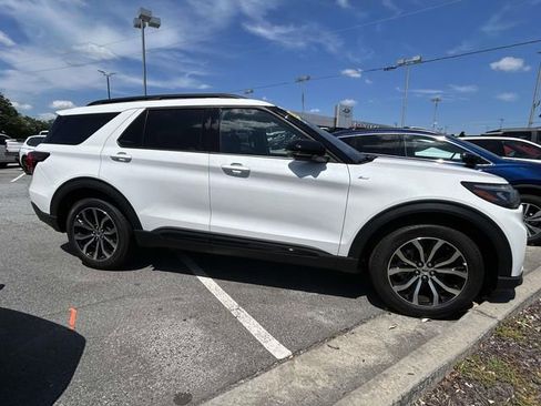 Used 2025 Ford Explorer ST-Line w/ Premium Package RWD image 2