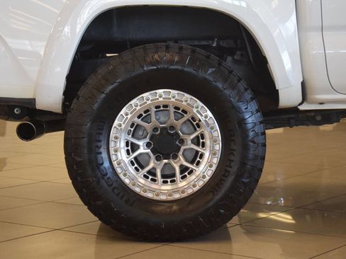 Used 2017 Toyota Tacoma SR5 RWD image 42