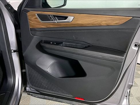Used 2025 Volkswagen Atlas SE FWD image 19