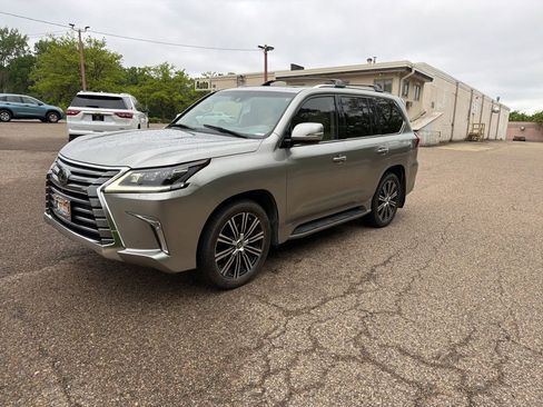 Used 2021 Lexus LX 570 4WD w/ Luxury Package image 4
