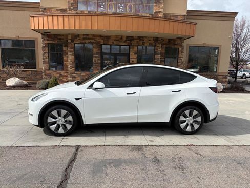 Used 2022 Tesla Model Y Long Range image 2