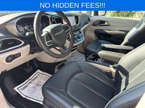 Used 2024 Chrysler Pacifica Touring-L FWD image 8