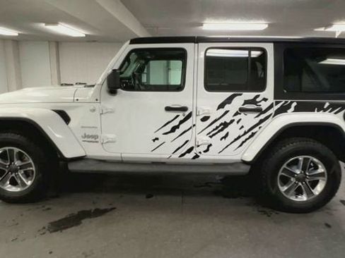 Used 2019 Jeep Wrangler Unlimited Sahara AWD/4WD image 5