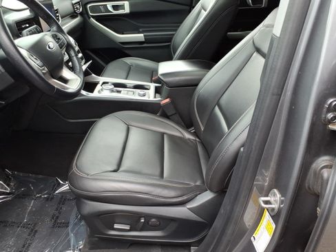 Used 2022 Ford Explorer XLT w/ Equipment Group 202A AWD/4WD image 9