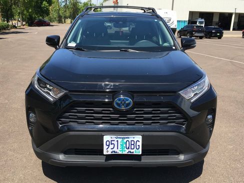 Used 2021 Toyota RAV4 XLE w/ XLE Grade Weather Package AWD/4WD image 9