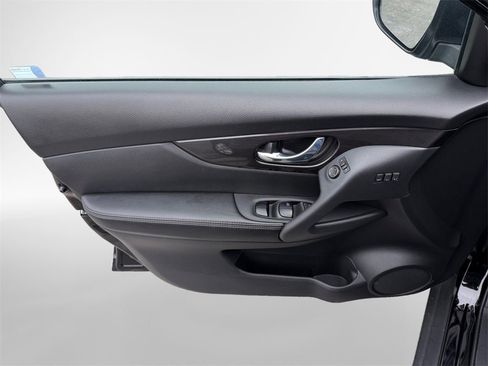 Used 2018 Nissan Rogue SV w/ Premium Package image 17