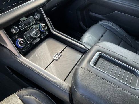 Used 2022 GMC Yukon XL Denali image 15