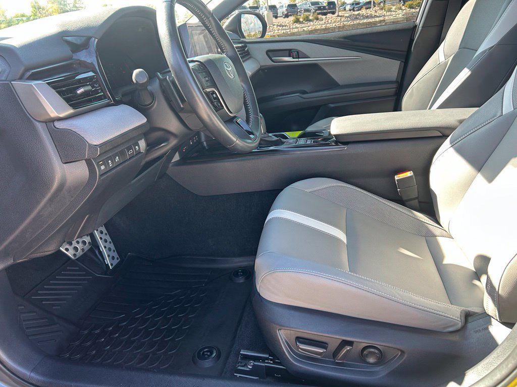 Used 2025 Toyota Camry SE AWD/4WD image 25