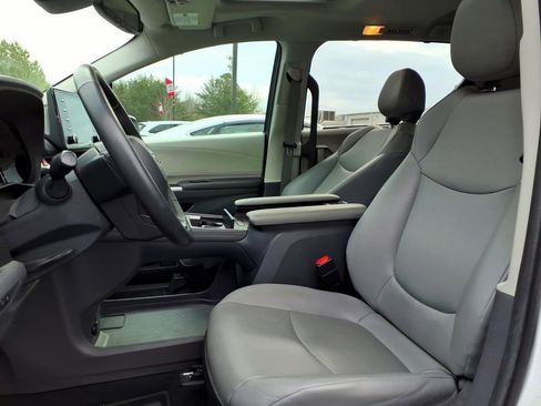 Certified 2022 Toyota Sienna XLE image 15