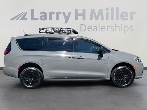 Used 2023 Chrysler Pacifica Limited w/ S Appearance Package AWD/4WD image 6