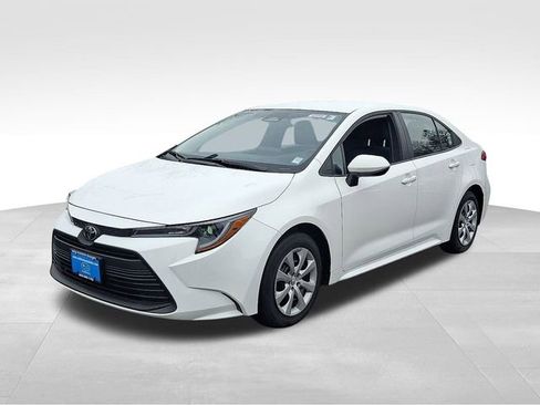 Used 2025 Toyota Corolla LE image 3