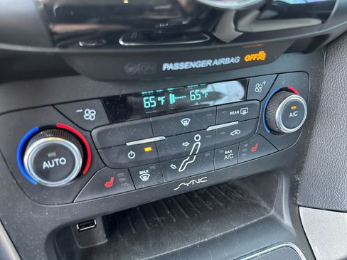 Used 2015 Ford Focus Titanium FWD image 22
