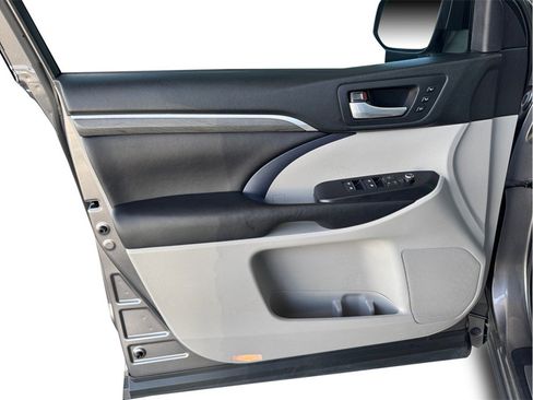 Used 2017 Toyota Highlander Limited image 18