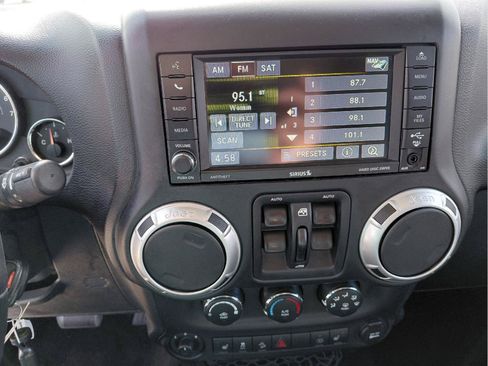 Used 2015 Jeep Wrangler Unlimited Rubicon w/ Connectivity Group AWD/4WD image 30