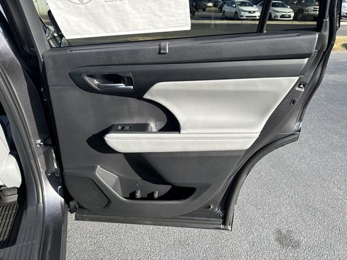 New 2025 Toyota Highlander FWD image 34