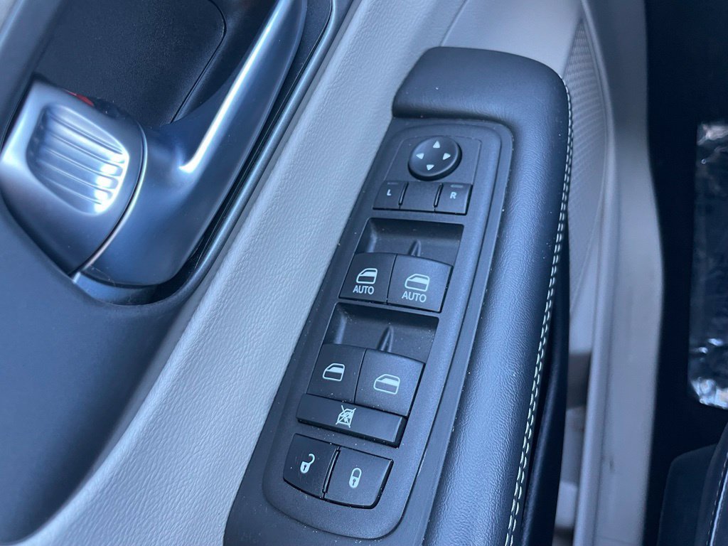 Used 2023 Chrysler Pacifica Touring-L FWD image 22