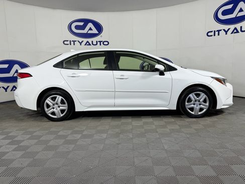 Used 2022 Toyota Corolla LE image 3