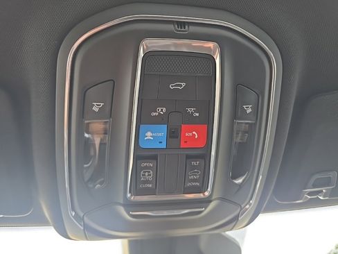 Certified 2025 Jeep Grand Cherokee Altitude image 32