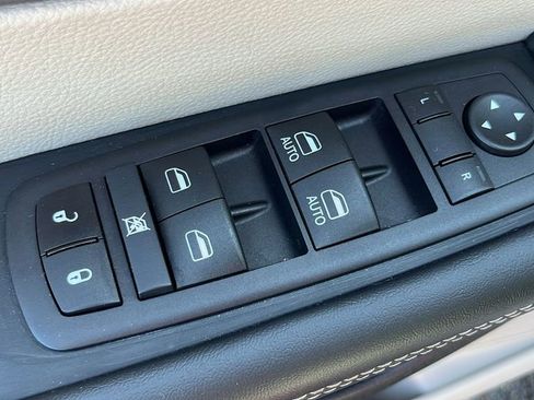 Used 2024 Chrysler Pacifica Touring-L FWD image 12