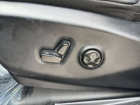 Used 2025 Chrysler Pacifica Limited FWD image 23