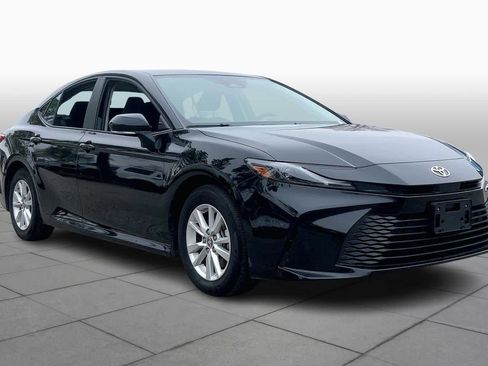 Used 2025 Toyota Camry LE image 3