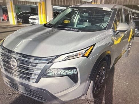 Certified 2025 Nissan Rogue SV FWD image 3