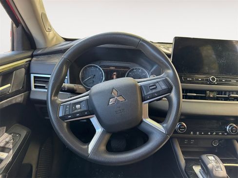 Used 2025 Mitsubishi Outlander ES image 12
