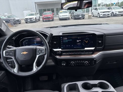 Used 2023 Chevrolet Silverado 1500 LT AWD/4WD image 15