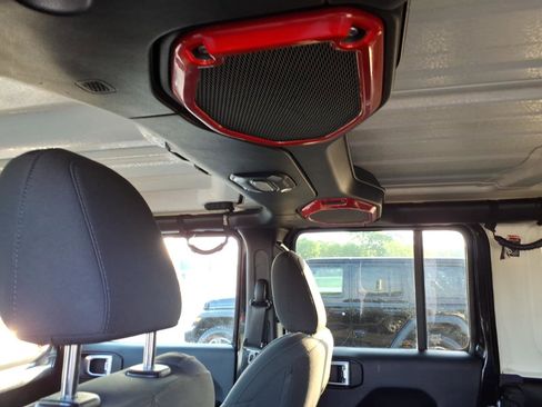 Used 2019 Jeep Wrangler Unlimited Sahara AWD/4WD image 9