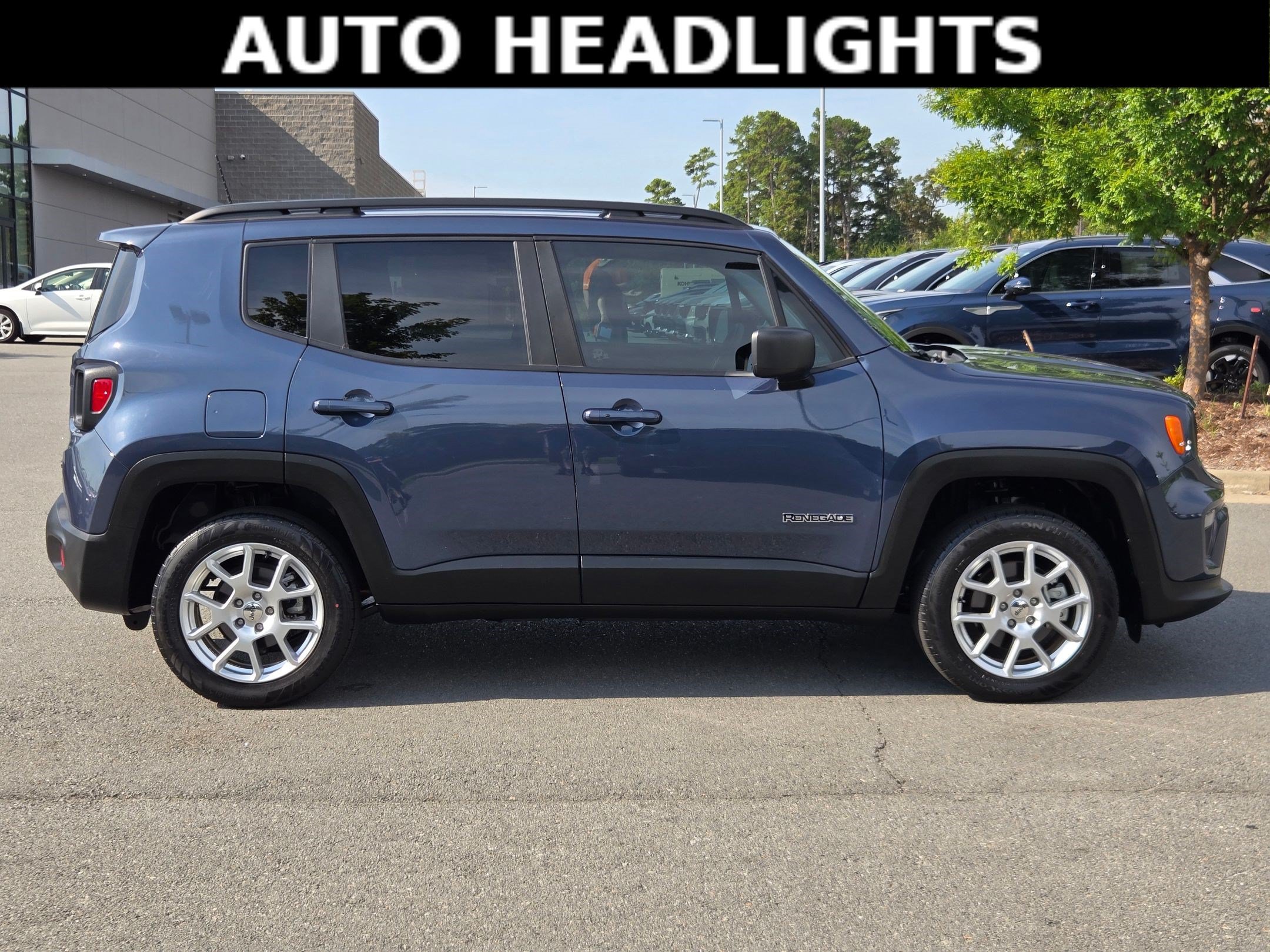 Used 2022 Jeep Renegade Latitude AWD/4WD image 8
