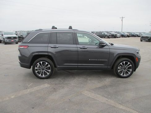 Used 2022 Jeep Grand Cherokee Overland w/ Luxury Tech Group IV image 3