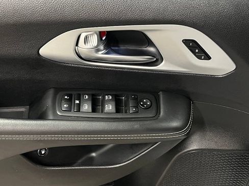 Used 2024 Chrysler Pacifica Limited FWD image 17