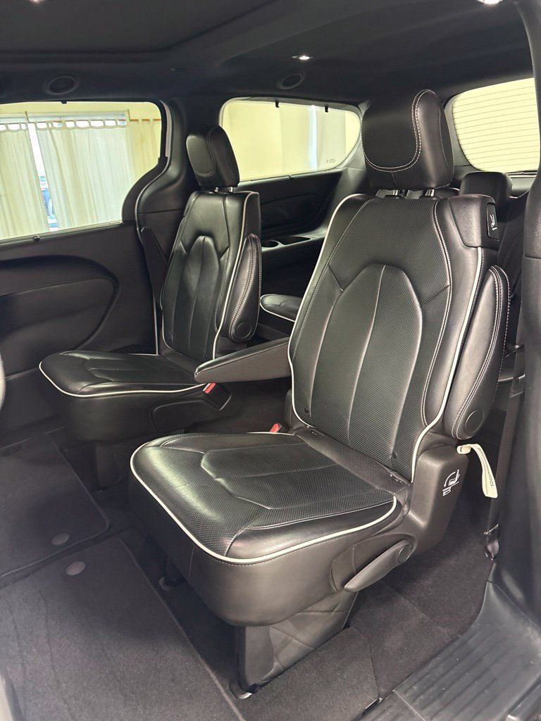 Used 2025 Chrysler Pacifica Limited FWD image 20