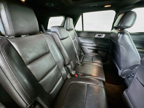 Used 2015 Ford Explorer XLT w/ Equipment Group 202B AWD/4WD image 28