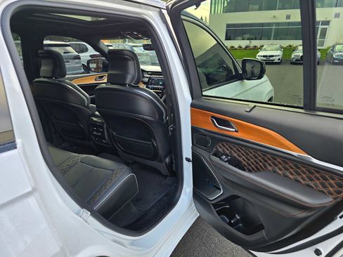 Used 2023 Jeep Grand Cherokee Summit image 13