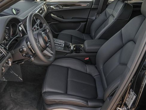 Certified 2025 Porsche Macan image 14