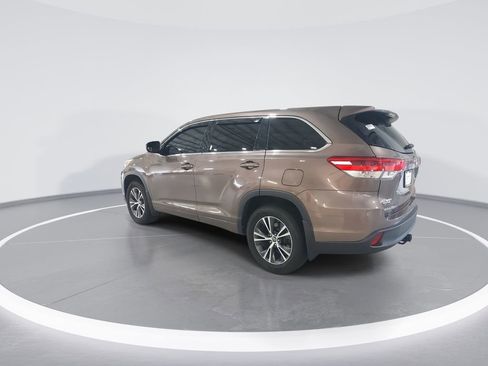 Used 2018 Toyota Highlander LE AWD/4WD image 6