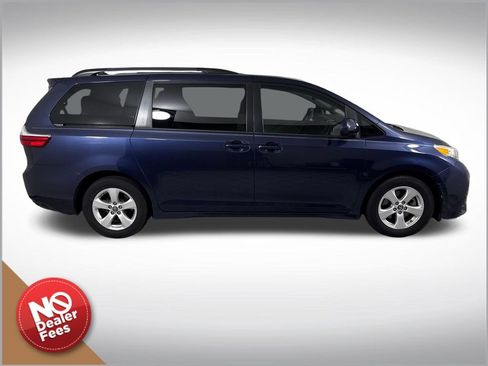 Used 2018 Toyota Sienna LE FWD image 2